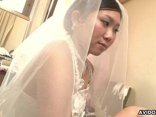 Attraktiv mademoiselle i en bröllop klänning