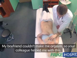 Fals spital timid pacient cu îmbibare ud pasarica squirts pe docs degete