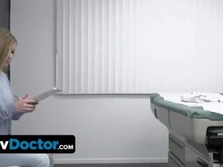 Bonita adolescente paciente consigue prepared por élite assed enfermera antes la doc delivers su especial terapia