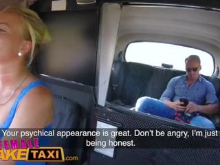 Płeć żeńska imitacja taxi oversexed chude blondynka kierowca w sweaty taxi tylne siedzenie pieprzyć