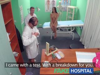 Fakehospital jaunas specialist rises į as didelis proga su gražus pacientas