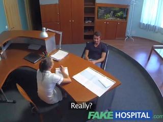 Fakehospital sjuksköterska cures dubbar depression av uthyrning honom sperma på henne fittor