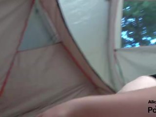 Viešumas camping : paauglys šūdas į a tent