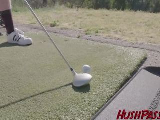 सेबल jones जाता है golfing और हो जाता है the 19th छेद!