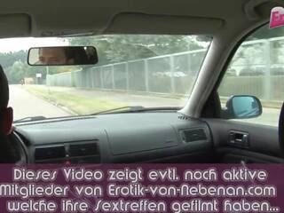Alemana joven autostopista adolescente público recoger hasta y al aire libre
