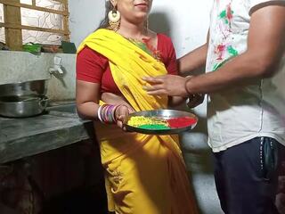 Holi par atractivo bhabhi ko color lagakar cocina estar de pie par | xhamster