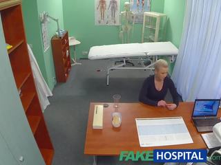 Fakehospital blond pasient ønsker hardt voksen klipp fra henne doc