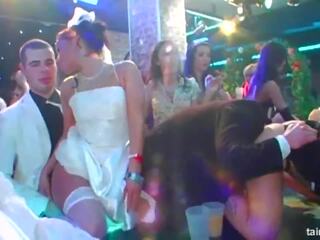 Grand concupiscent brides πιπιλίζουν μεγάλος στρόφιγγες σε δημόσιο: ελεύθερα πορνό 5e