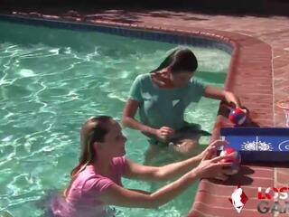 Bordo piscina pompini e lesbica leccata prende intenso: sporco video 72