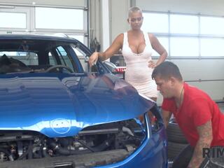 RIM4K. Mechanics busty wife comes to the garage and worships his ass