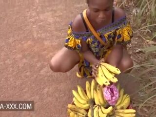 Zwart banaan seller adolescent verleid voor een exceptional seks video-