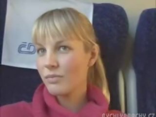 Prsnaté blondýna na the vlak