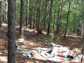 Beguiling hippies follando al aire libre en la bosque en un festival