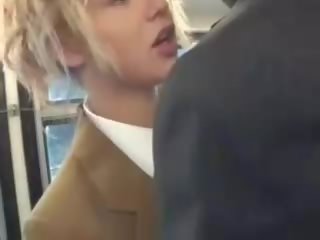 Blondine divinity zuigen aziatisch juveniles manhood op de bus