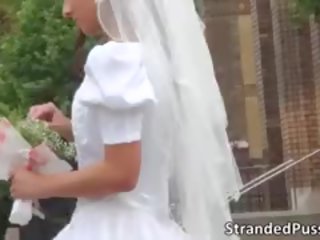 Séduisant jeune mariée suce une grand dur johnson