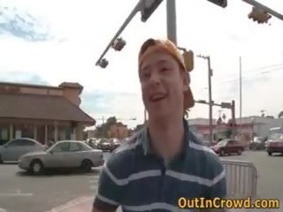 Homoseksueel jonge homo zuigt op de straat en neuken op de publiek biffys 1 door outincrowd