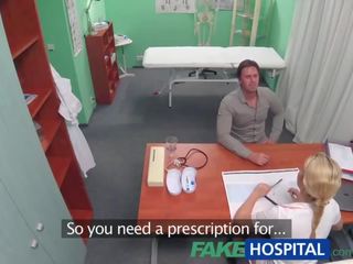 Fakehospital nars tumutulong kaakit-akit na lalake makuha isang erection