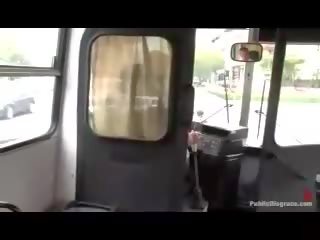 Fucked lược trên một công khai xe buýt trong traffic!