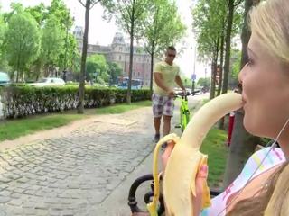 Туристически мацка получава избран нагоре и прецака дълбоко shortly след храня се а банан