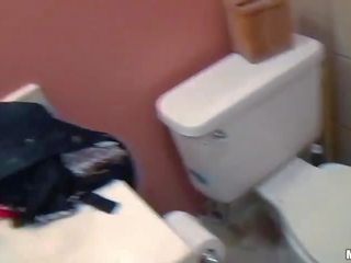 Diva šnipinėjo apie masturbacija į as tualetas