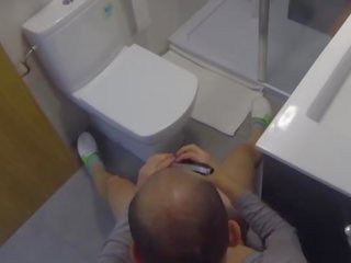 מזיין קשה ב ה חדר אמבטיה תוך הוא shaves שלו זין. מצלמת ריגול מציצן iv031