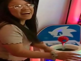 Arcade عرض لعبة نردي صغير الآسيوية في سن المراهقة الحلق العميق و امرأة سمراء