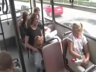 Bitchy ser rødhårete walked i offentlig bundet suger johnson i offentlig transport