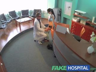 Fakehospital beguiling pacient ohnutý přes the receptionists psací stůl a v prdeli od za