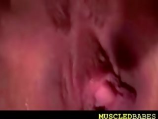 Muskuløs blond stor klitoris exposion